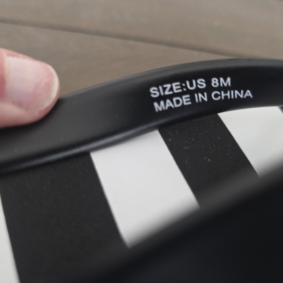 Kate Spade NY Black White Stripe Flip Flop Sandlas Bow Gold Logo SZ- 8 Like New - Picture 10 of 14